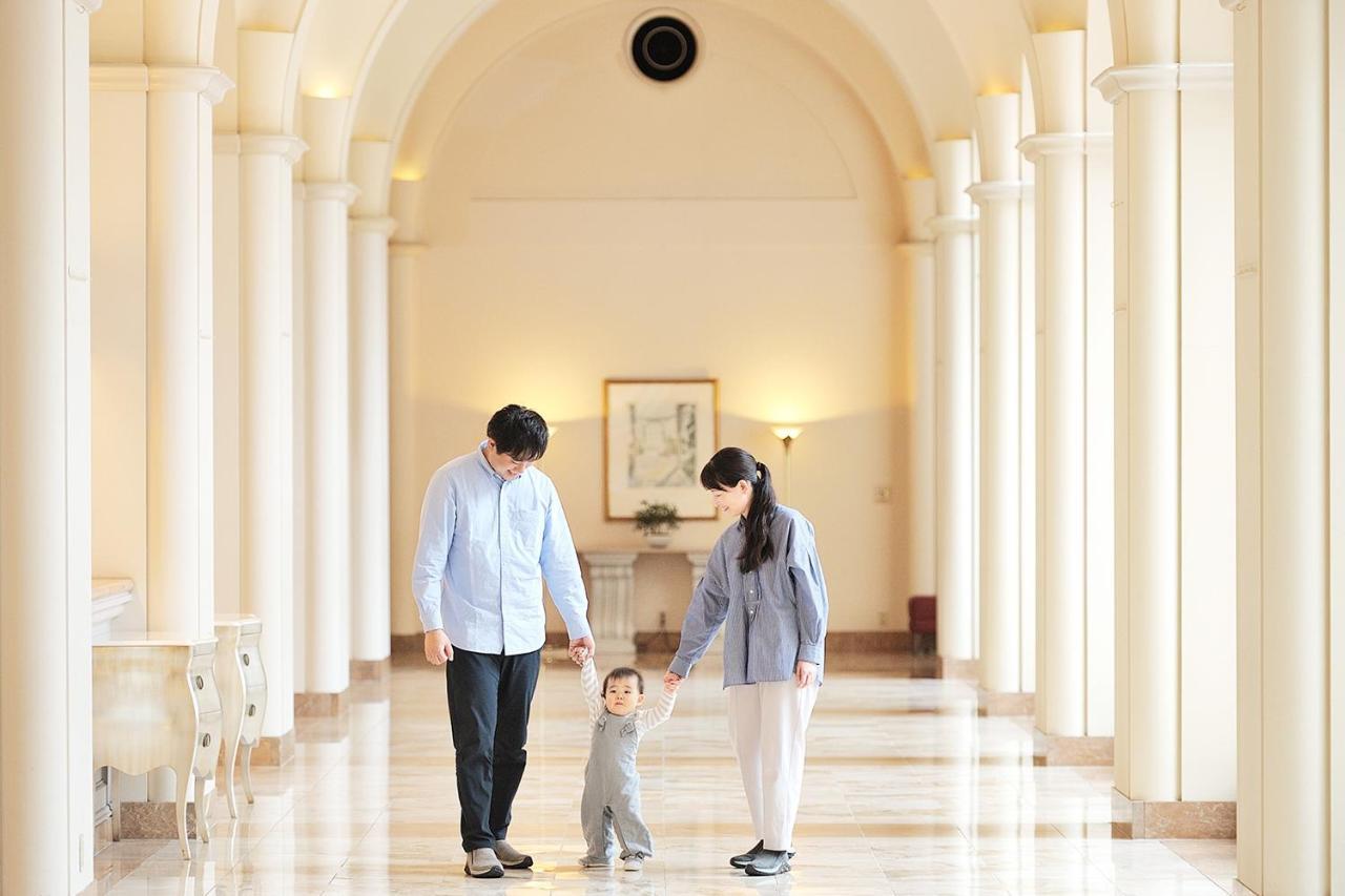 Hotel Okura Tokyo Bay Urayasu Zewnętrze zdjęcie A family at the Four Seasons Hotel
