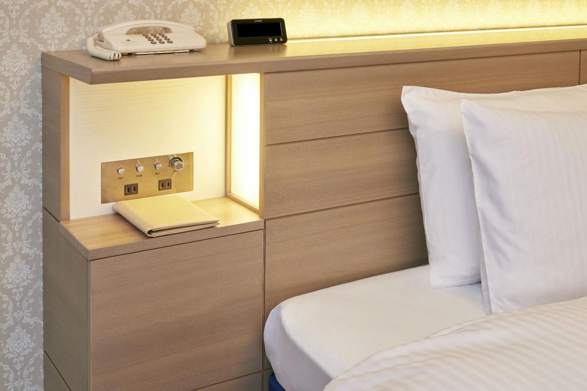 Hotel Okura Tokyo Bay Urayasu Zewnętrze zdjęcie A bedside table with a built-in telephone