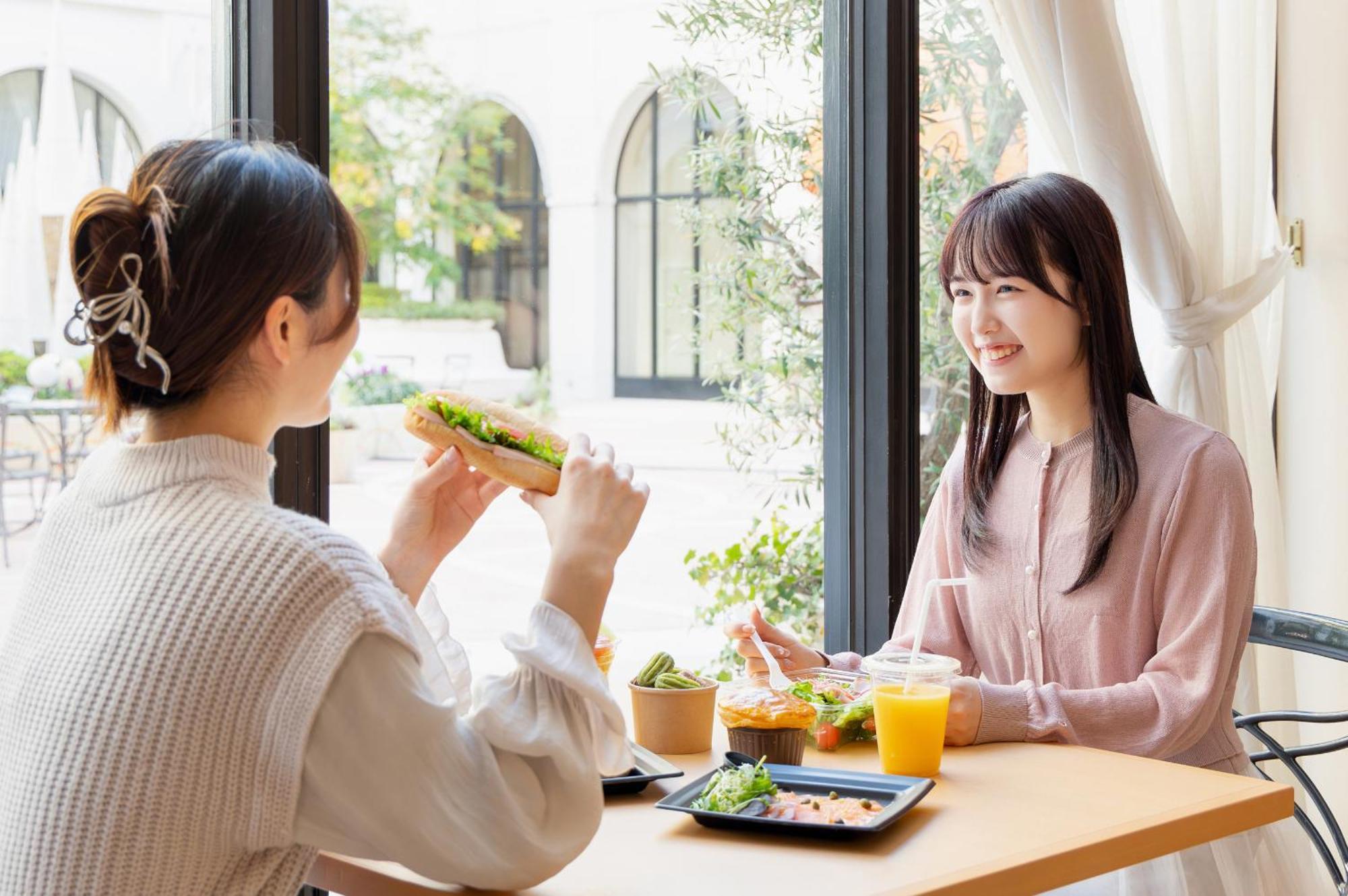 Hotel Okura Tokyo Bay Urayasu Zewnętrze zdjęcie Two women eating lunch