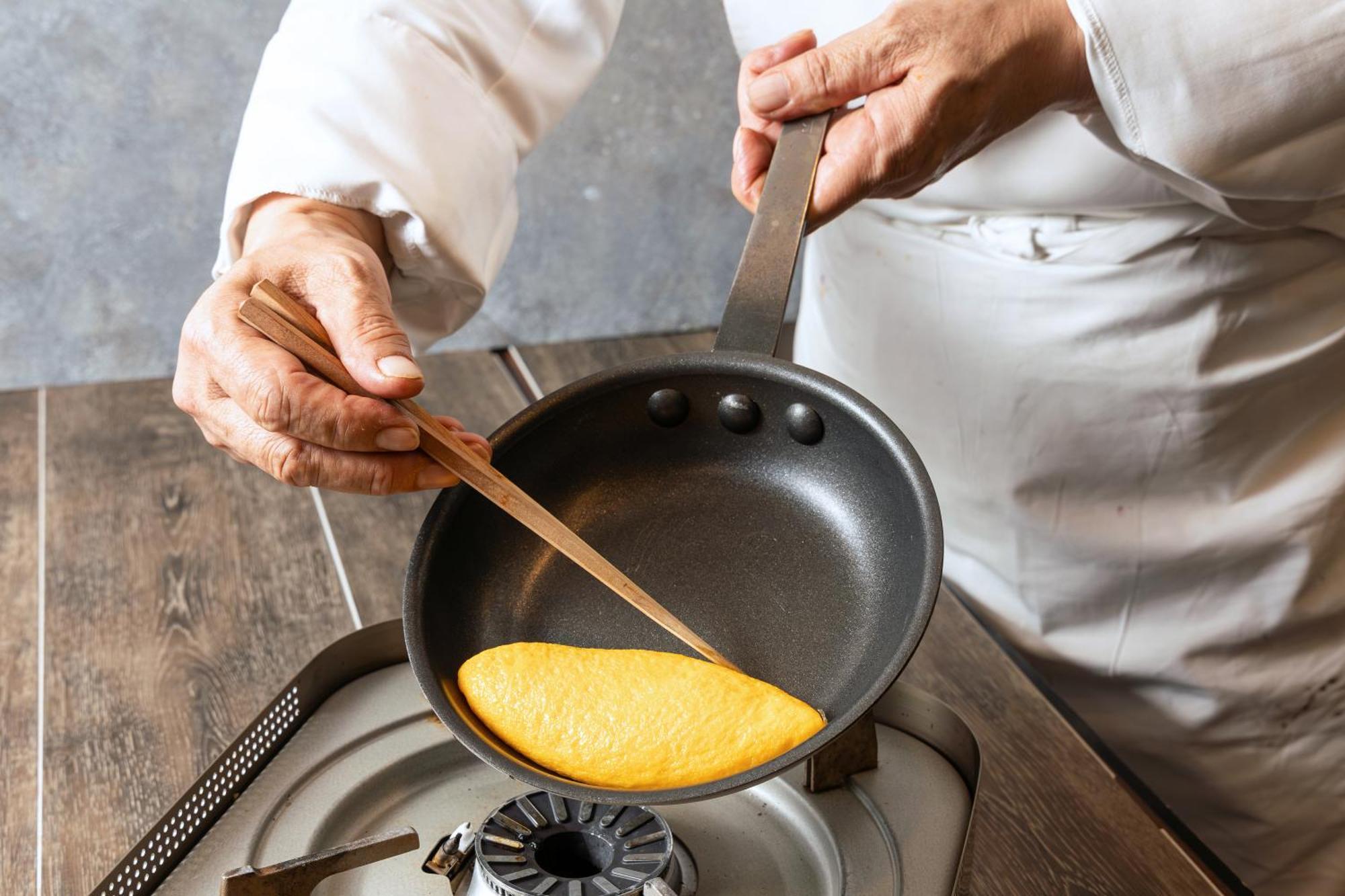 Hotel Okura Tokyo Bay Urayasu Zewnętrze zdjęcie A chef cooking an omelette