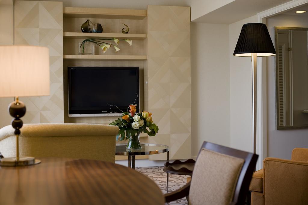Hotel Okura Tokyo Bay Urayasu Pokój zdjęcie A living room at the Mandarin Oriental, Munich