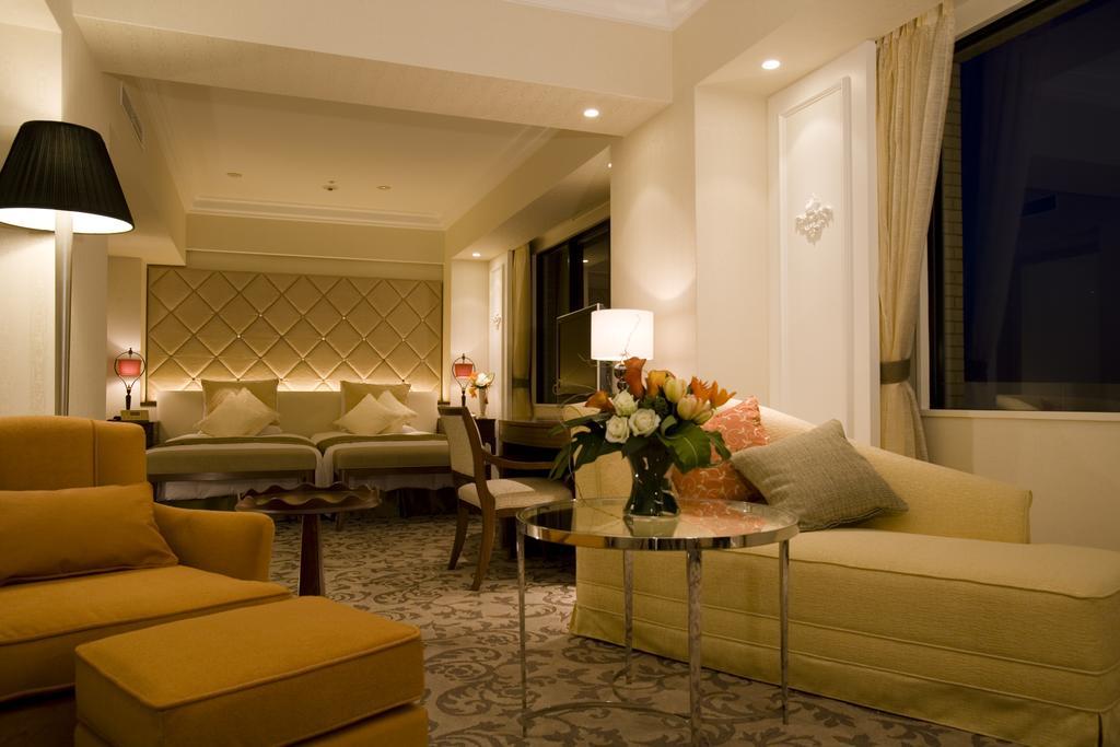 Hotel Okura Tokyo Bay Urayasu Zewnętrze zdjęcie A suite at the hotel