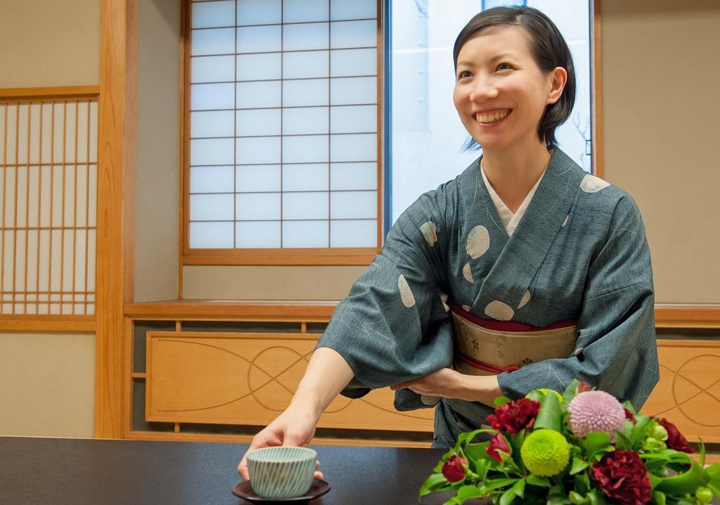 Hotel Okura Tokyo Bay Urayasu Zewnętrze zdjęcie A woman in a yukata serving tea