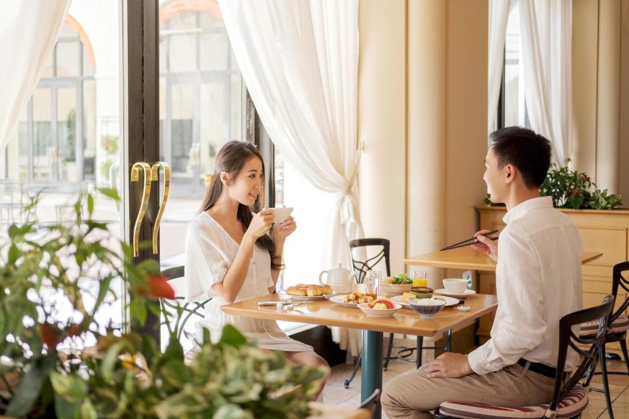 Hotel Okura Tokyo Bay Urayasu Zewnętrze zdjęcie A couple dining at a restaurant